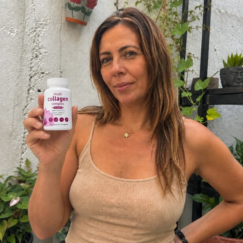 Mujer sosteniendo el frasco de Multicolágeno 8 en 1